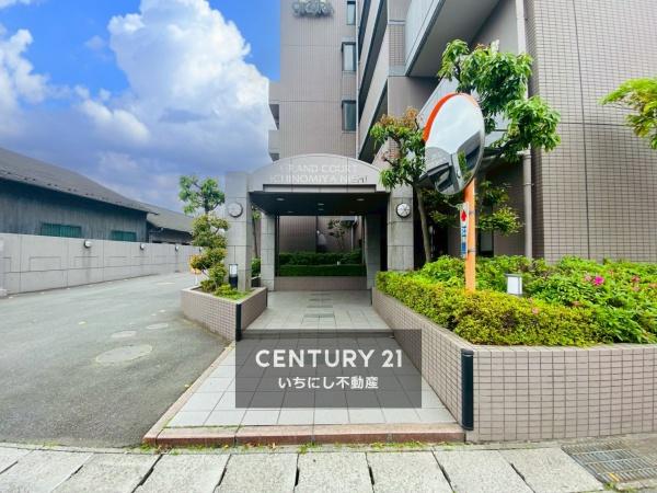 再生住宅「エミナス」・グラン・コート一宮西　エントランス　落ち着いた色合いのエントランスがお出迎え