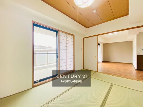再生住宅「エミナス」・サンパーク千代田　和室　バルコニーに出入りできる6帖和室。