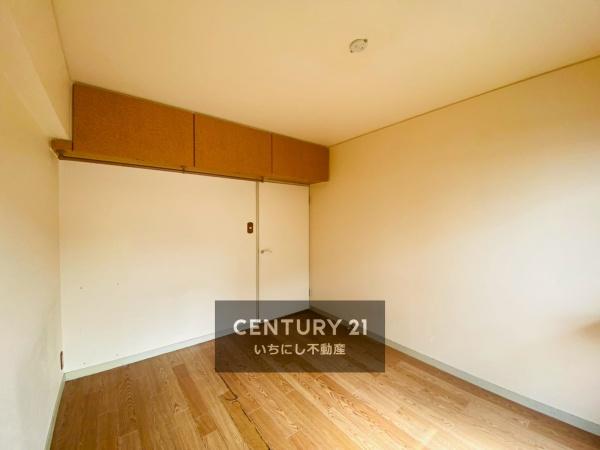 ライオンズマンション新守山　洋室　日差しが差し込み明るい南側洋室