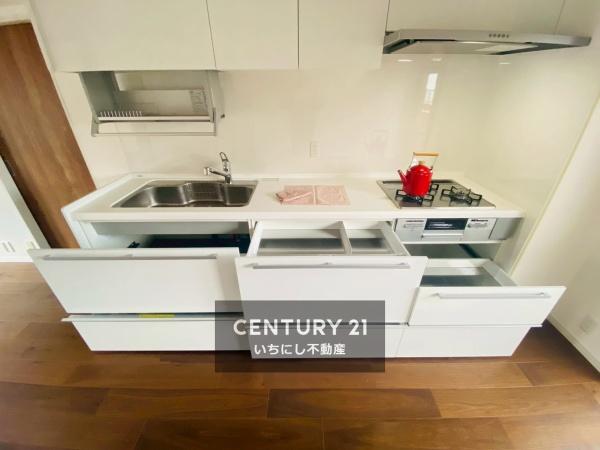 ライオンズマンション新守山　キッチン　収納豊富なキッチン