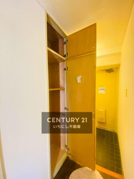 ライオンズマンション新守山　収納　玄関横の棚付き収納。