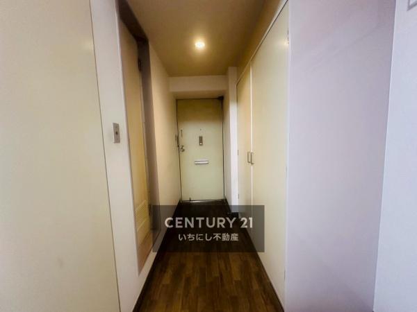 栄マンション　S棟　玄関　ほっと一息つけそうな明るい玄関スペース。