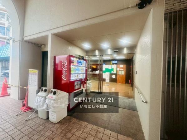 栄マンション　S棟　その他現地　夜間はオートロックのマンション入り口。