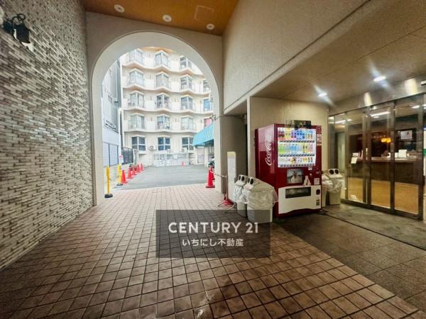 栄マンション　S棟　その他現地　自販機もあり便利なマンション入り口