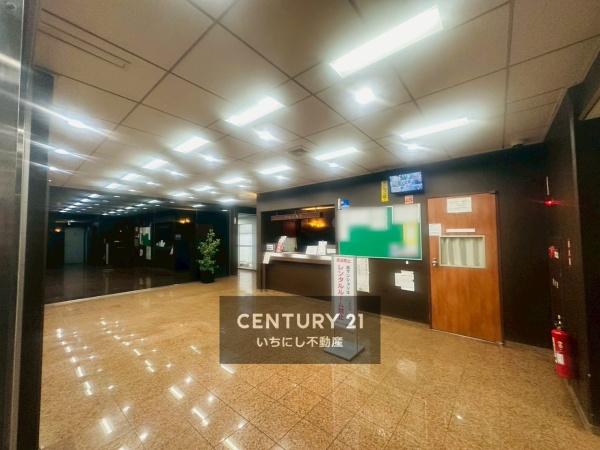 栄マンション　S棟　その他現地　明るいマンションエントランスホール