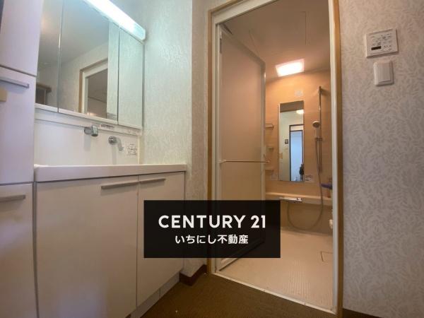 ライオンズマンション一宮九品町　洗面台・洗面所　清潔感のあるゆとりの洗面スペース。