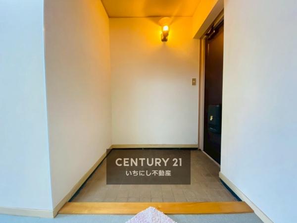 赤坂マンション藤が丘 玄関 ほっと一息つけそうな明るい玄関スペース。 赤坂マンション藤が丘 玄関 ほっと一息つけそうな明るい玄関スペース。