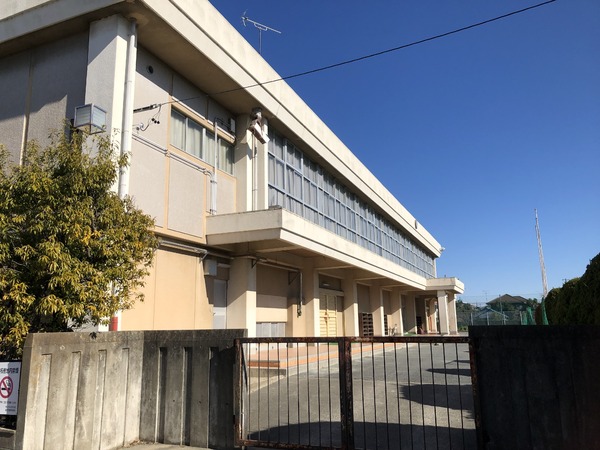 再生住宅「エミナス」・シャトレ愛松稲沢8 稲沢市立稲沢中学校(中学校)/1838m 再生住宅「エミナス」・シャトレ愛松稲沢8 稲沢市立稲沢中学校(中学校)/1838m