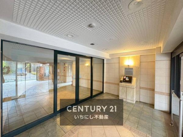 再生住宅「エミナス」・シャトレ愛松稲沢8 エントランス 落ち着いた色合いのエントランスがお出迎え 再生住宅「エミナス」・シャトレ愛松稲沢8 エントランス 落ち着いた色合いのエントランスがお出迎え