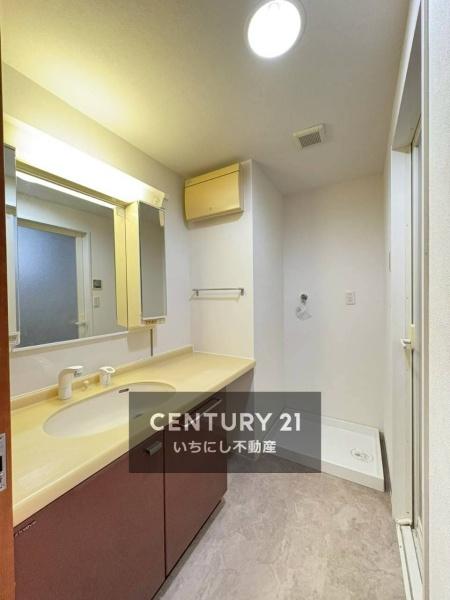 再生住宅「エミナス」・シャトレ愛松稲沢8 洗面台・洗面所 ゆとりの洗面スペースで朝の身支度も快適 再生住宅「エミナス」・シャトレ愛松稲沢8 洗面台・洗面所 ゆとりの洗面スペースで朝の身支度も快適