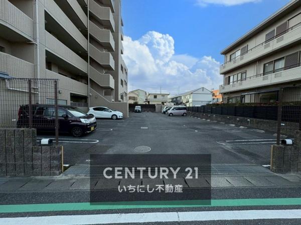 サンマンションアトレ一宮文京　リビング　敷地内駐車場