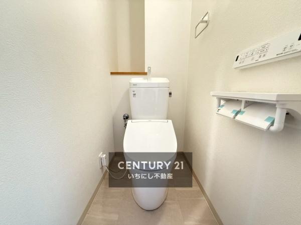 再生住宅「エミナス」・スペクトル三ツ井　トイレ　清潔感のある温水洗浄便座つきトイレ。