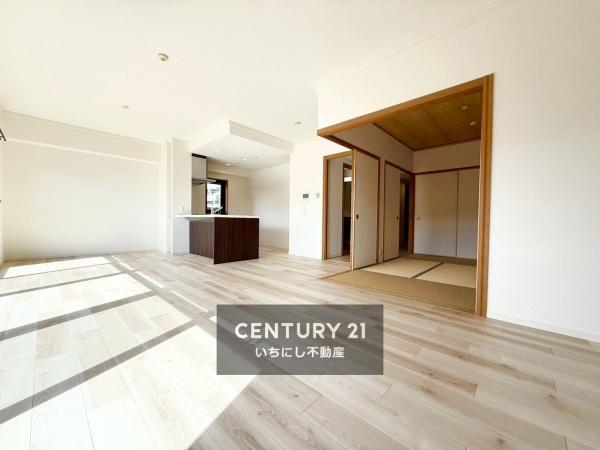 再生住宅「エミナス」・スペクトル三ツ井　リビング　お気に入り家具も置ける18.7帖リビング