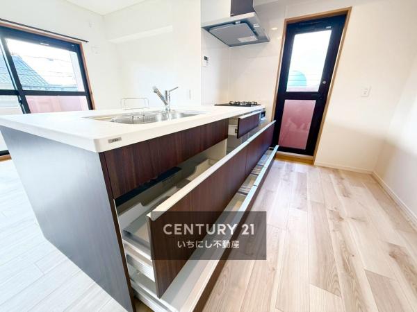 再生住宅「エミナス」・スペクトル三ツ井　キッチン　たっぷり収納付きのシステムキッチン