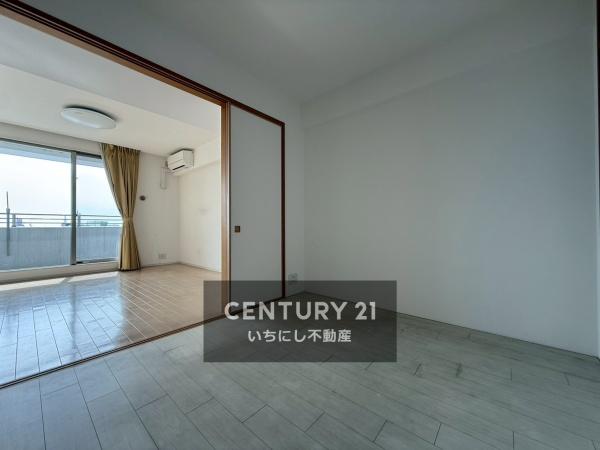 プラウド野並　洋室　日差しが差し込み明るい洋室