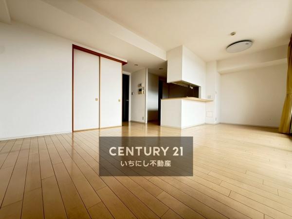 プラウド野並　リビング　窓が大きく日光が取り込みやすいLDK