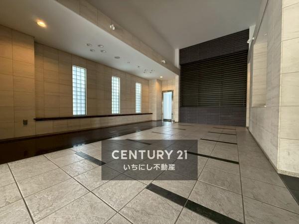 プラウド野並　エントランス　落ち着いた色合いのエントランスがお出迎え