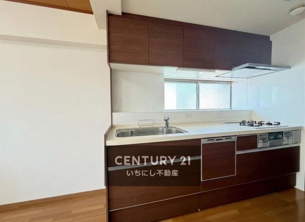 ナビタウン一宮マンション　キッチン　たっぷり収納を設けたシステムキッチン