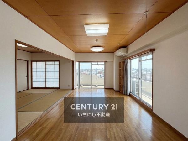 ナビタウン一宮マンション　リビング　窓が大きく日光が取り込みやすいLDK