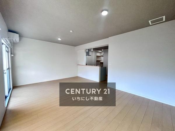 パラシオン一宮　リビング　たっぷりの陽光が降り注ぐリビング